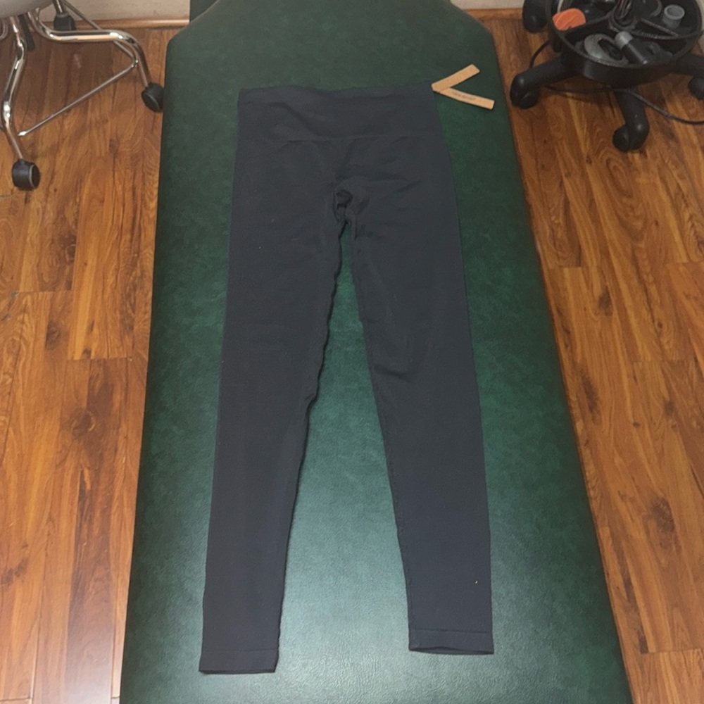 BRAND NEW SKIMS M LEGGINGS